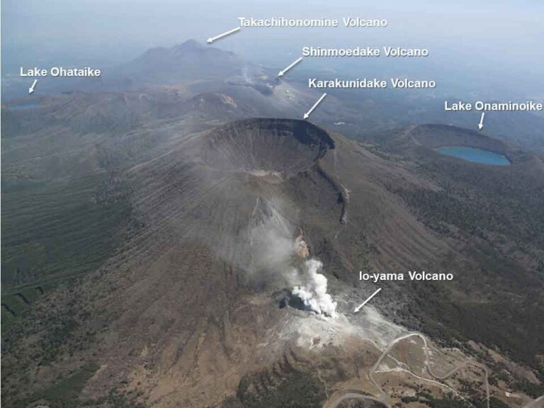 噴気を上げる霧島の山々